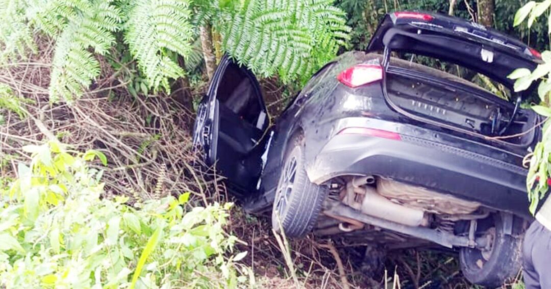 Polícia Militar de Araucária recupera carro roubado e prende homem com mandado