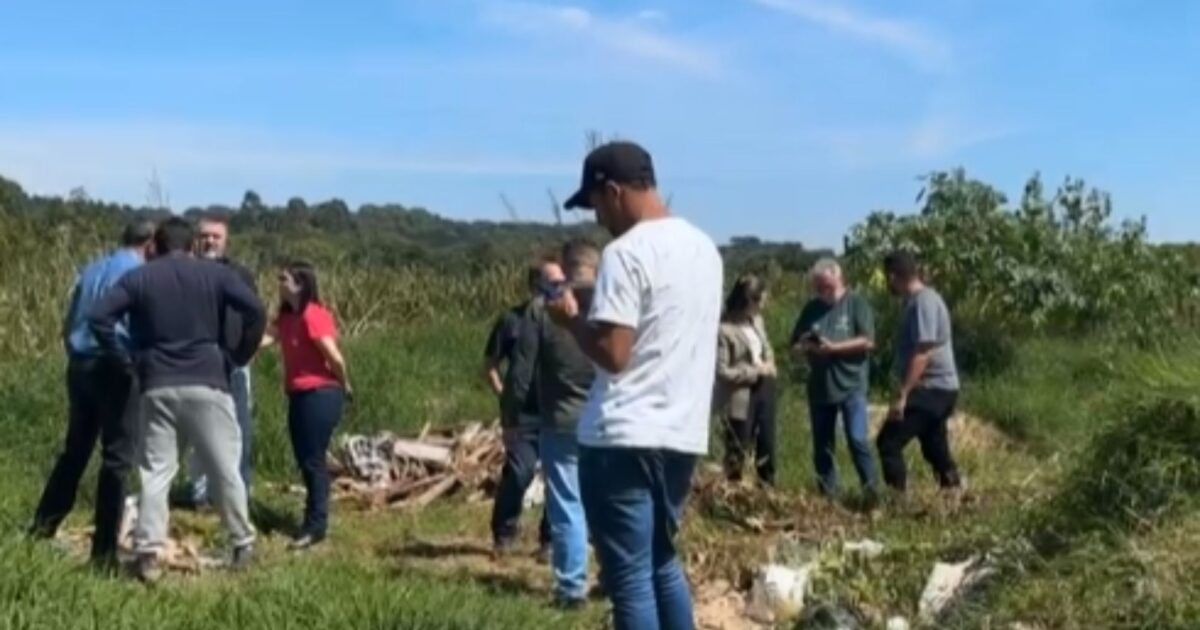 Recuperação após alagamentos na comunidade Xangai