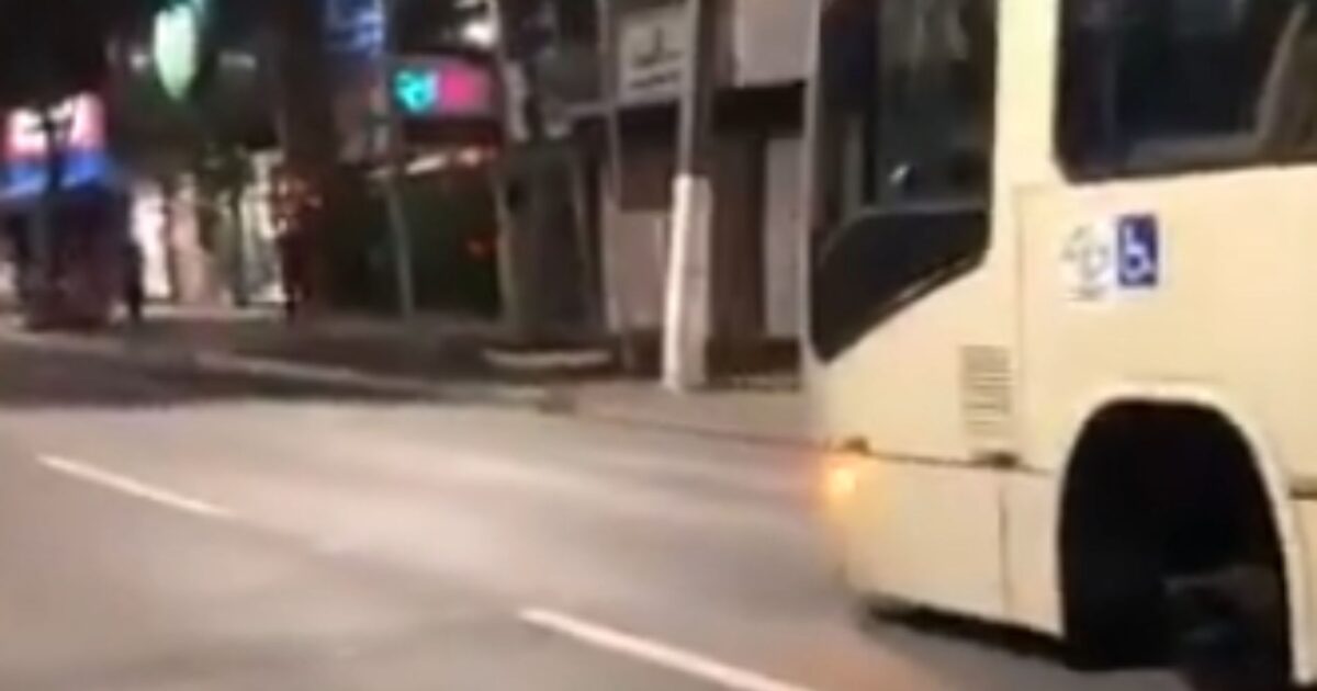 Roda desprende de ônibus na Victor do Amaral