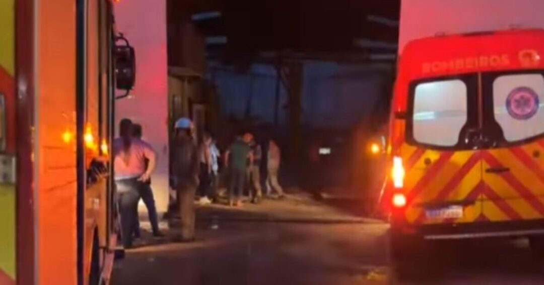 Telhado de empresa desaba e deixa um trabalhador venezuelano morto e outro gravemente ferido