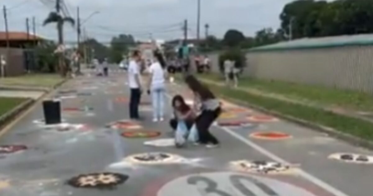 Trabalho de artes feito na rua pelo Colégio Estadual Professor Monteiro Lobato