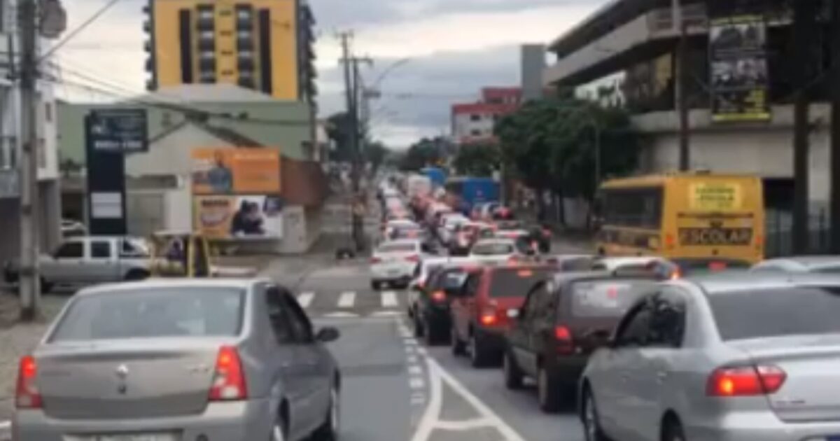 Tráfego tranquilo e organizado na rua Vitor do Amaral