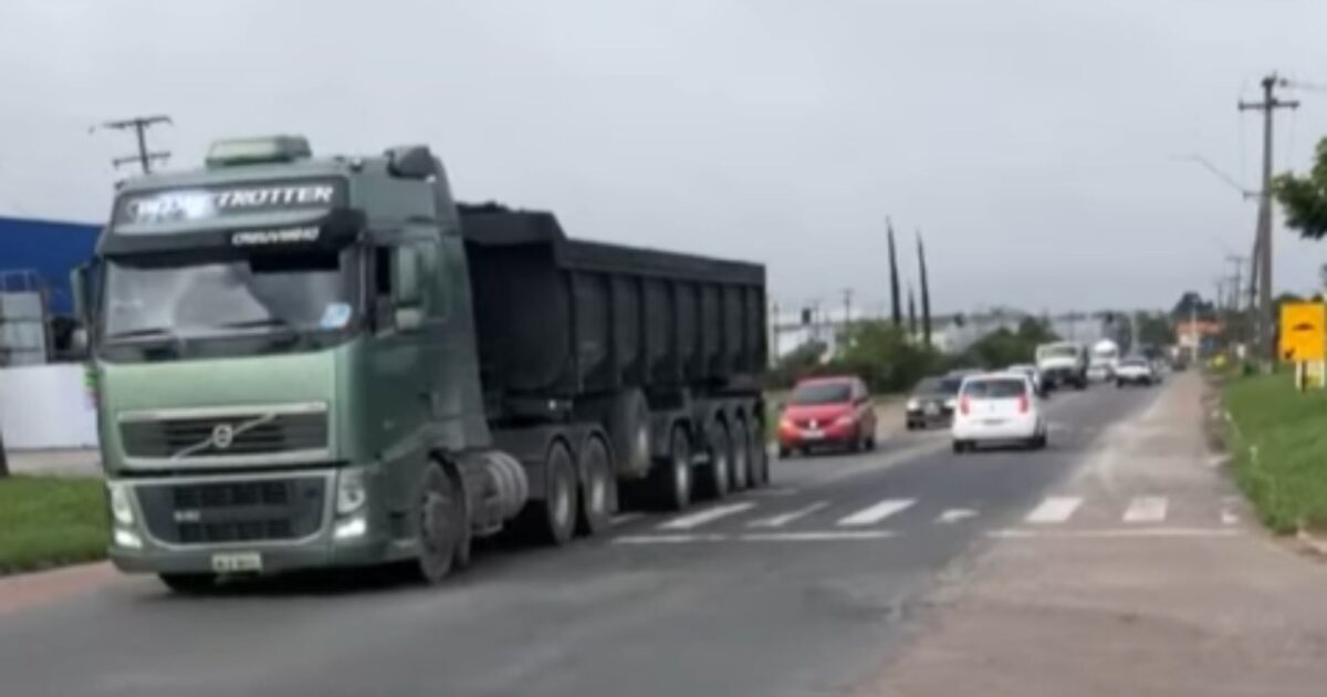Trânsito movimentado no cruzamento do Parafuso