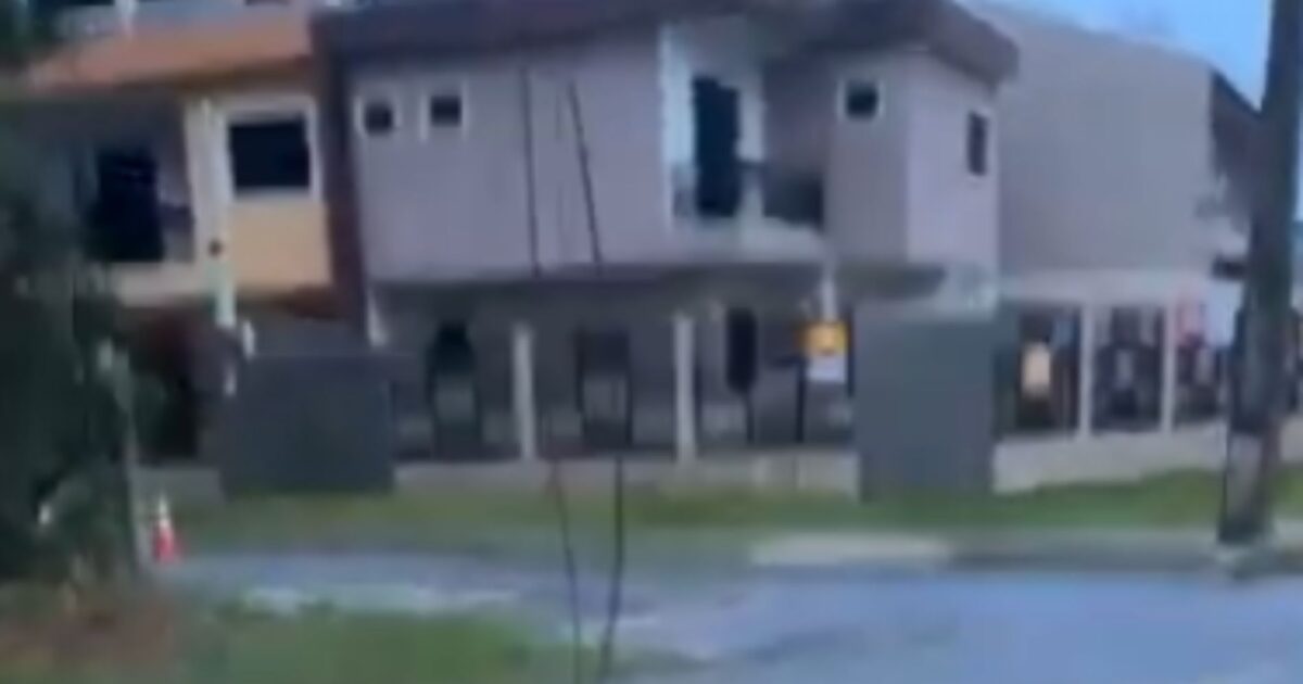 Ventos fortes derrubam cabos de energia no centro de Araucária