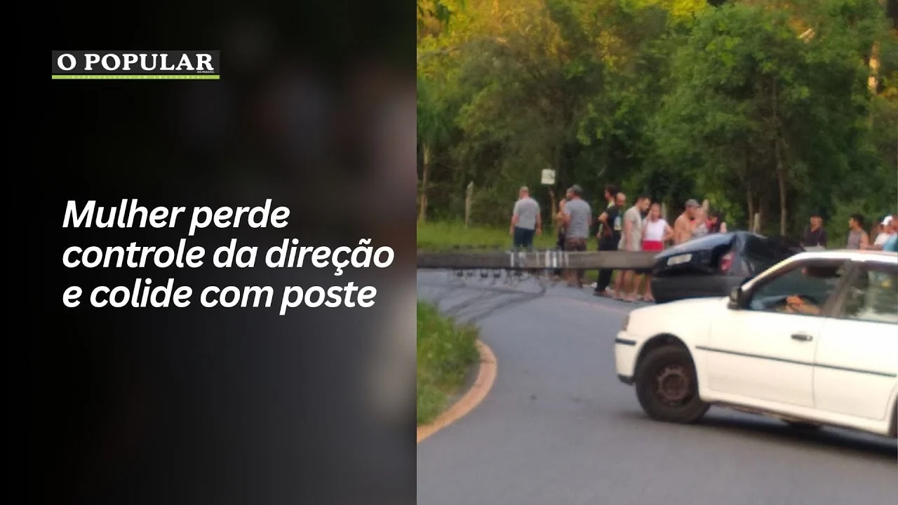 Mulher perde controle da direção e colide carro contra poste