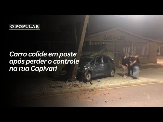 Carro colide em poste após perder o controle na rua Capivari