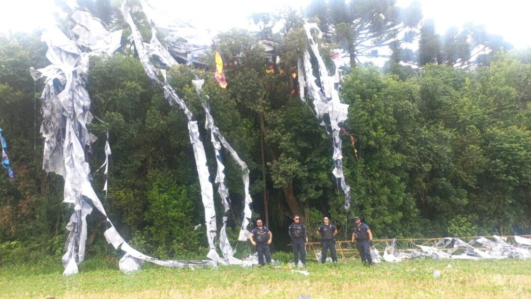 Balão cai na região rural de Araucária na manhã deste domingo