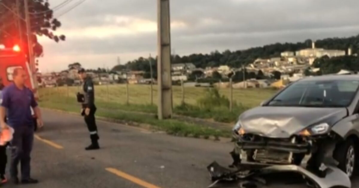 Acidente entre carro e moto na rua Maranhão