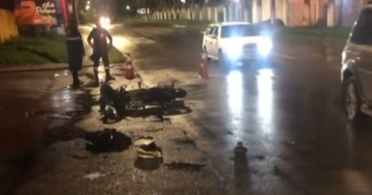 Acidente entre moto e carro na Avenida das Cerejeiras