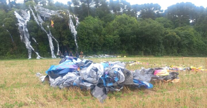 Balão cai na região rural de Araucária na manhã deste domingo