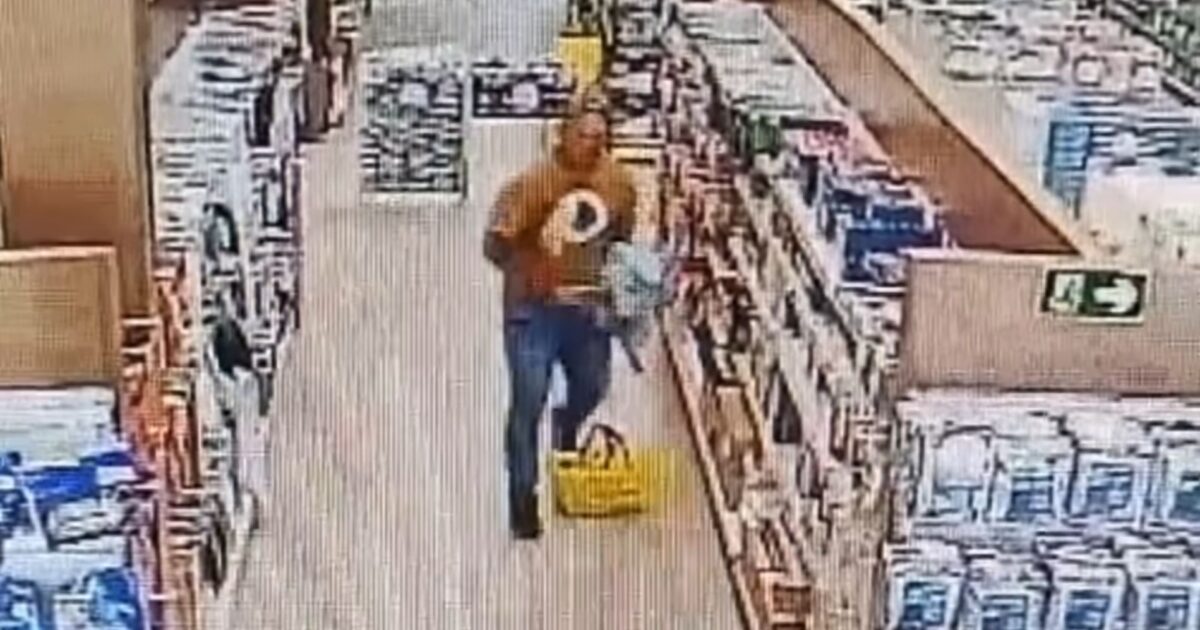 Câmera de segurança da Eletrorastro flagrou exato momento em que um homem esconde produto dentro da calça