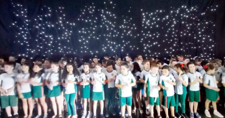 Estudantes do Colégio Metropolitana esbanjaram alegria e criatividade na Noite de Autógrafos