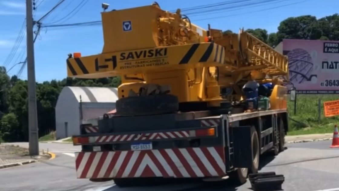 Guincho quebra e causa bloqueio na rua Alfred Charvet