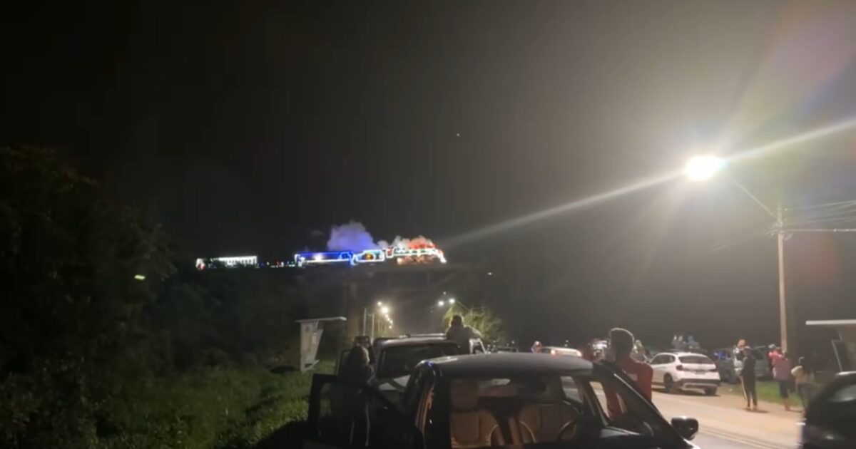 Maria Fumaça da Rumo ilumina o viaduto da Gerdau