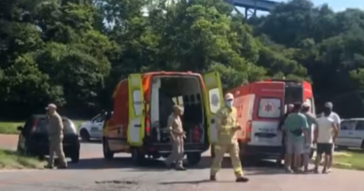 Motociclista em estado grave é socorrido após colidir com um carro