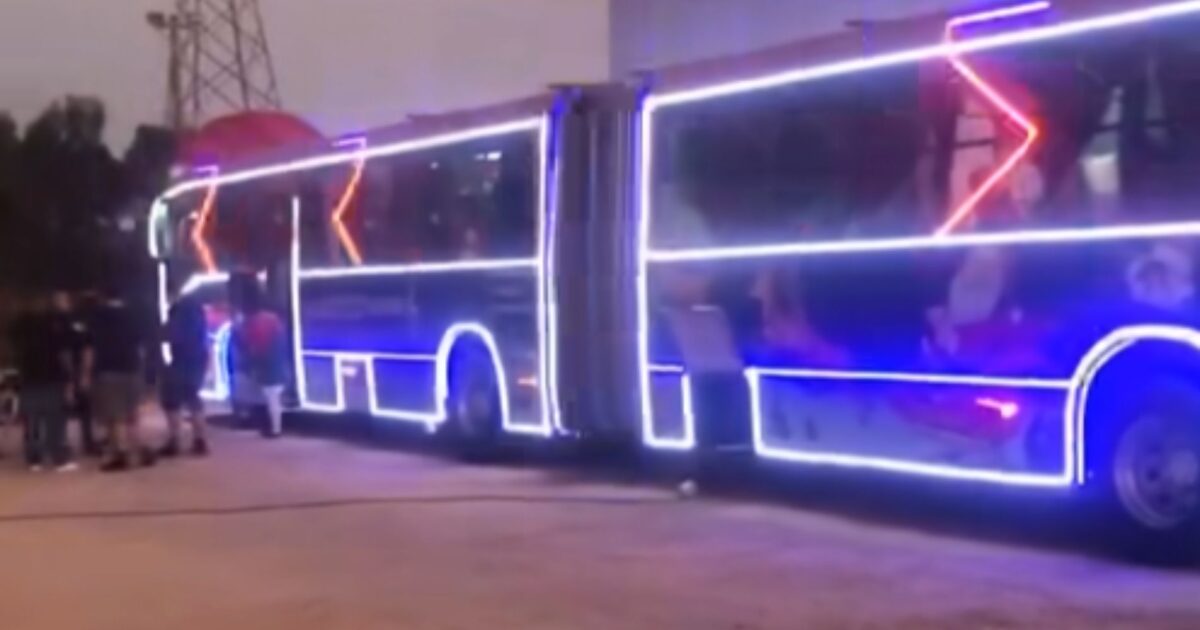 Ônibus iluminado do Papai Noel estreia nesta sexta-feira (01)