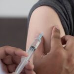Segunda dose da vacina bivalente contra COVID-19 já está sendo distribuída nas UBS
