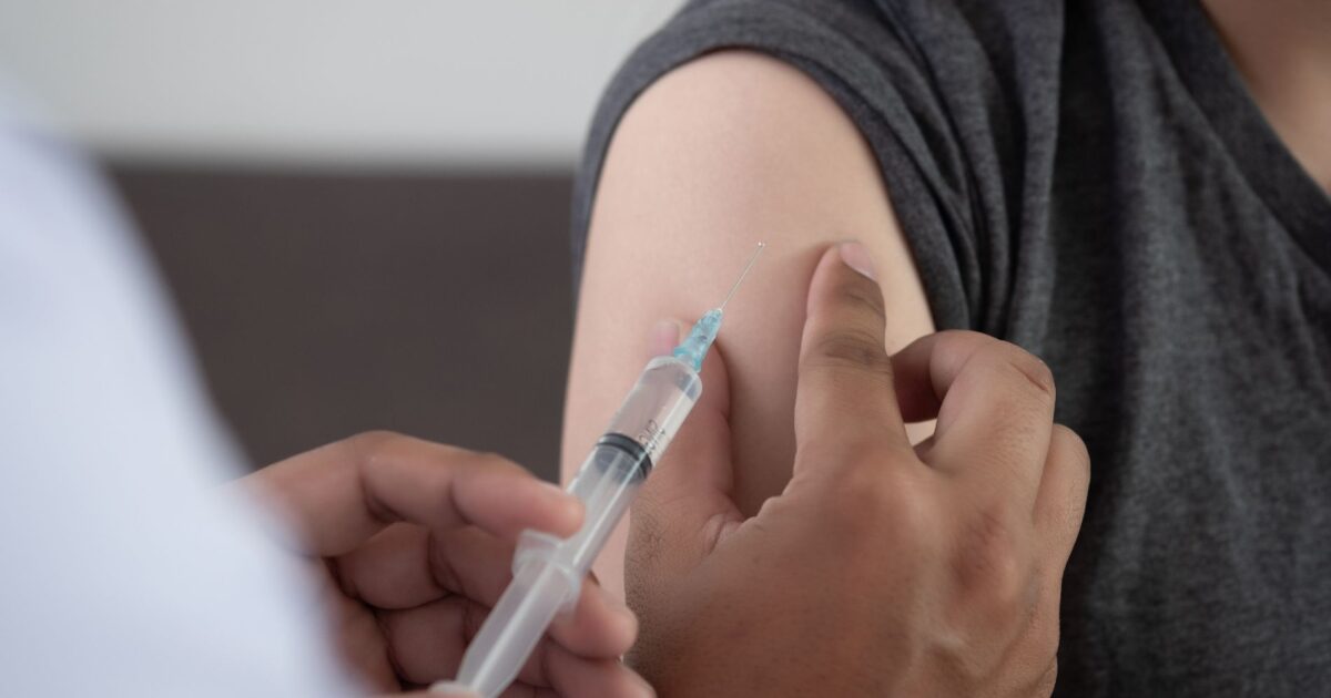 Segunda dose da vacina bivalente contra COVID-19 já está sendo distribuída nas UBS