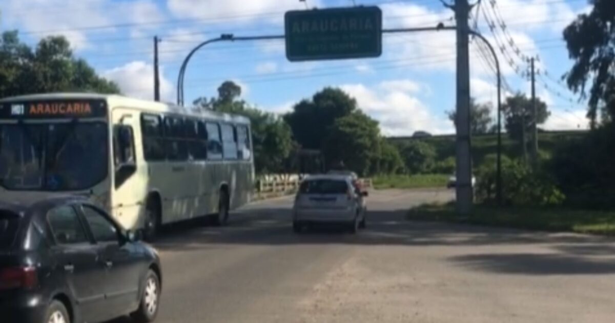 Tráfego tranquilo na Av. das Araucárias sentido Curitiba