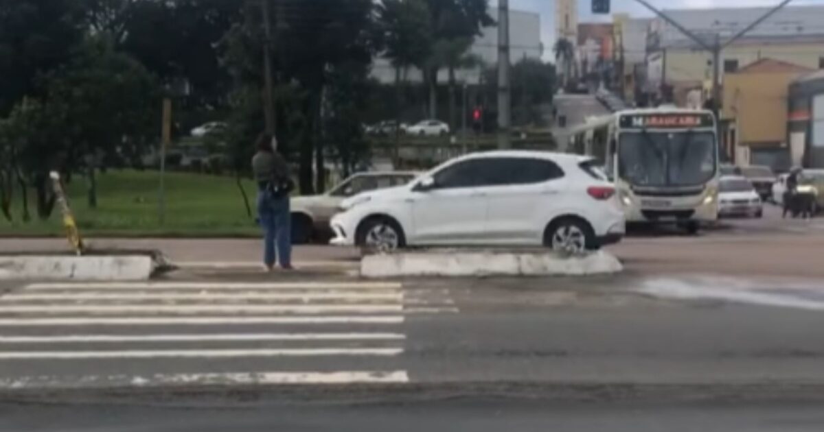 Tráfego tranquilo no cruzamento da Rodovia do Xisto
