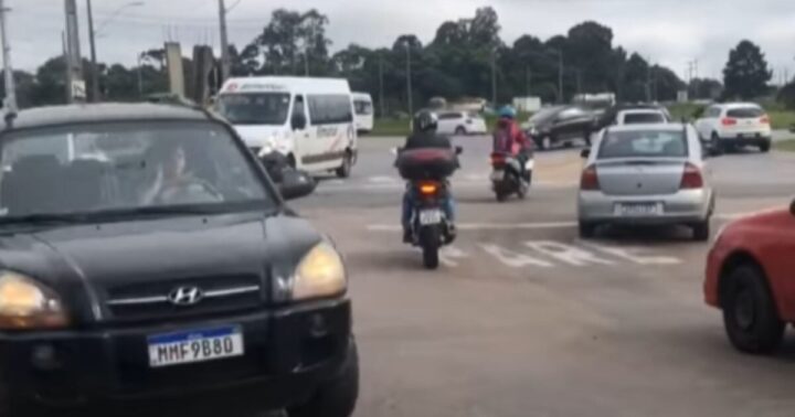 Trânsito movimentado na rua Marcelino Jasinski