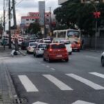 Trânsito movimentado na rua Victor do Amaral