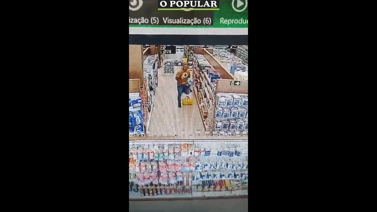 Câmera de segurança da Eletrorastro flagrou exato momento em que um homem esconde produto dentro da