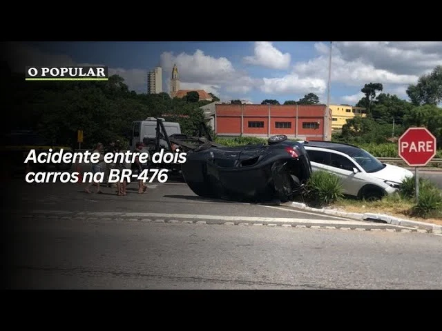 Acidente entre dois carros na BR-476