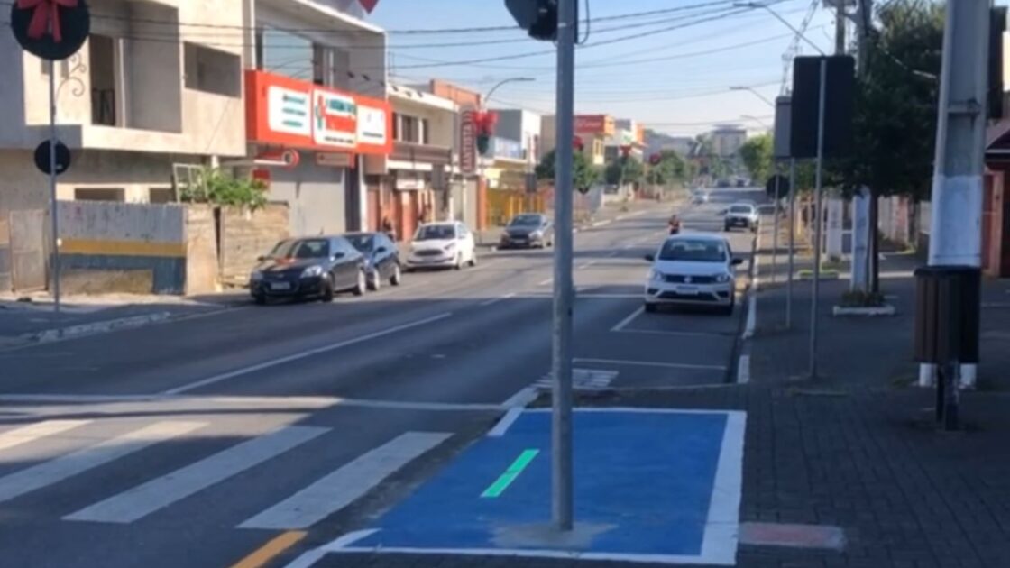 Manhã de sexta-feira com trânsito calmo na esquina da Avenida Victor de Amaral