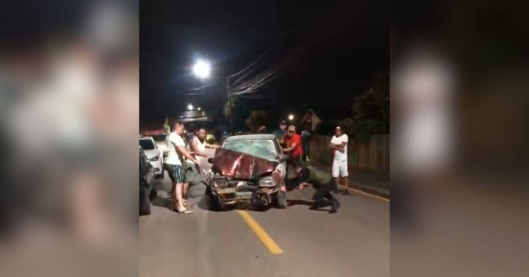 Acidente entre dois carros no bairro Iguaçu