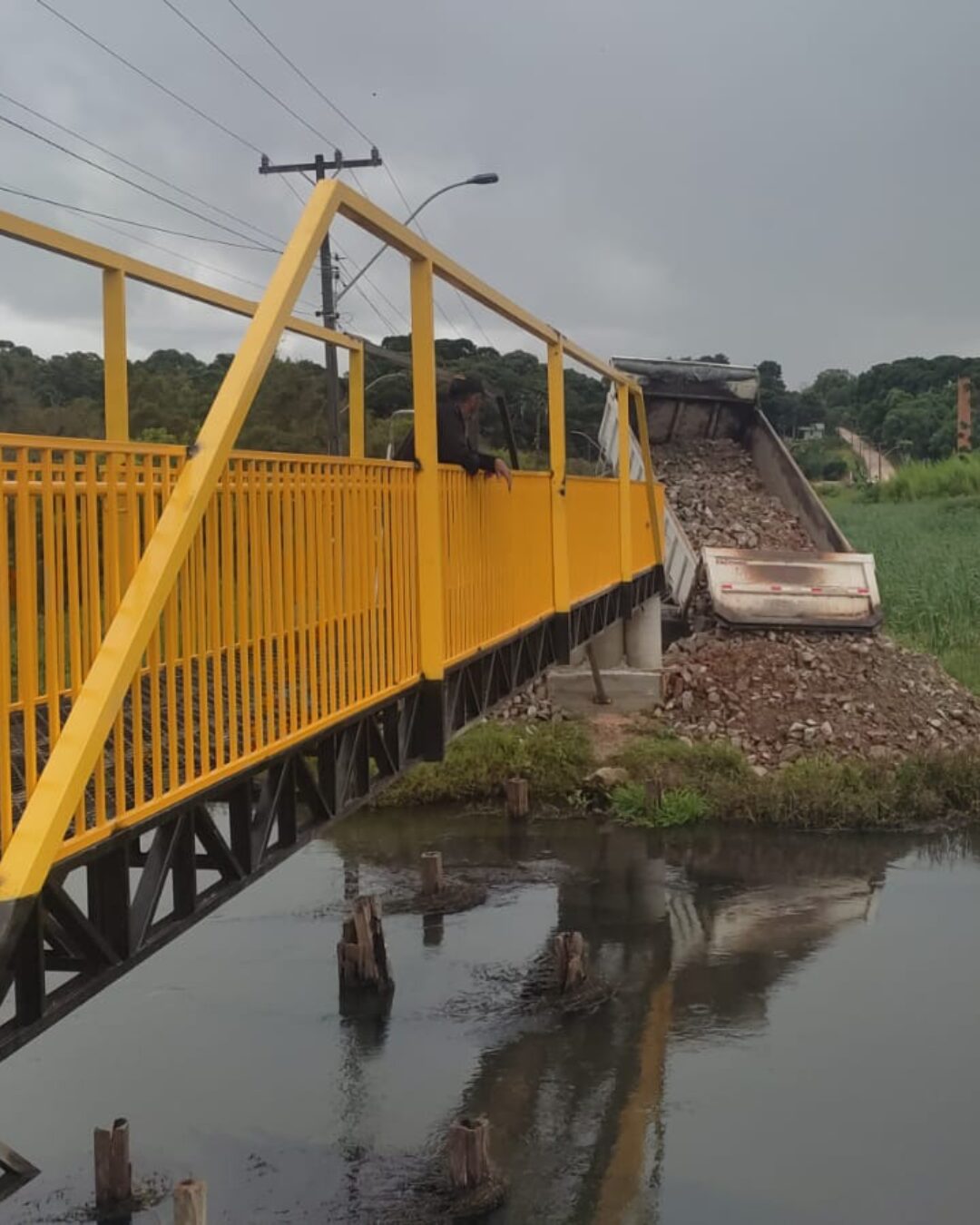 Nova ponte está sendo feita na rua Antônio Fila