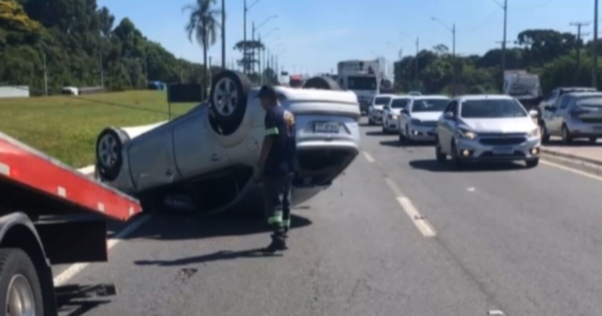 Trânsito lento devido a capotamento na BR-476