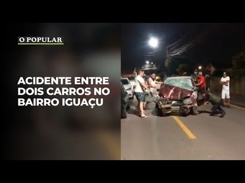 Acidente entre dois carros no bairro Iguaçu