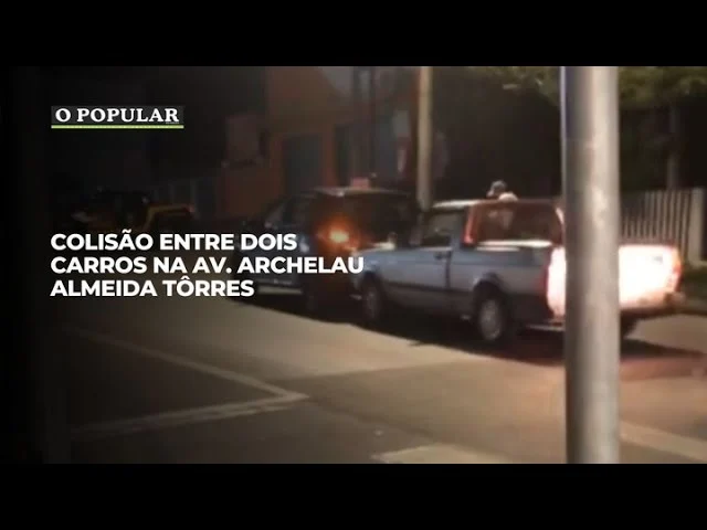 Colisão entre dois carros na Av. Archelau Almeida Tôrres