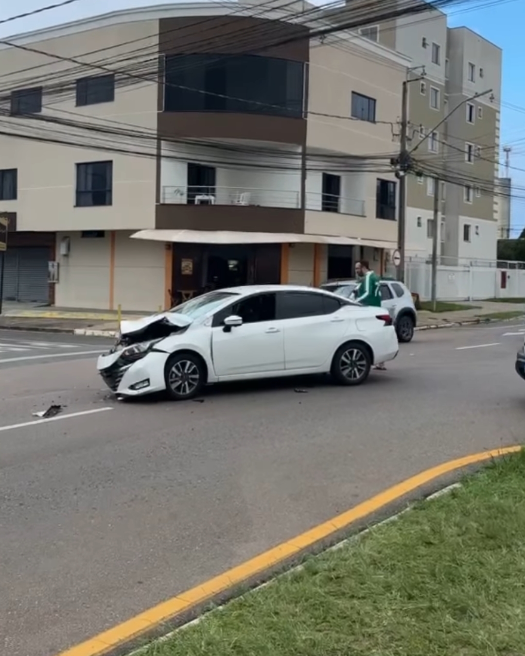 Acidente entre dois carros no bairro Iguaçu