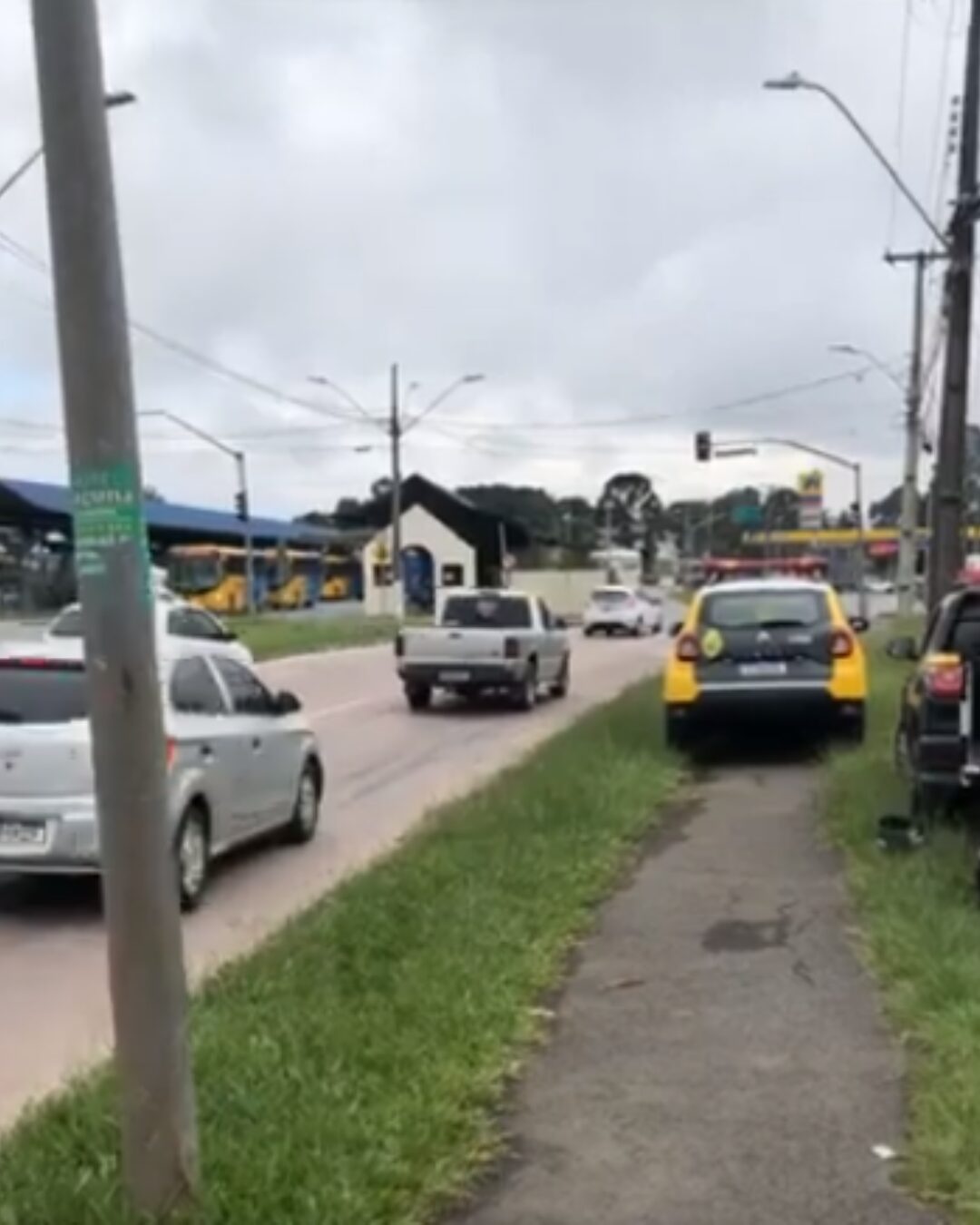 Acidente envolvendo caminhão e moto na Avenida das Araucárias