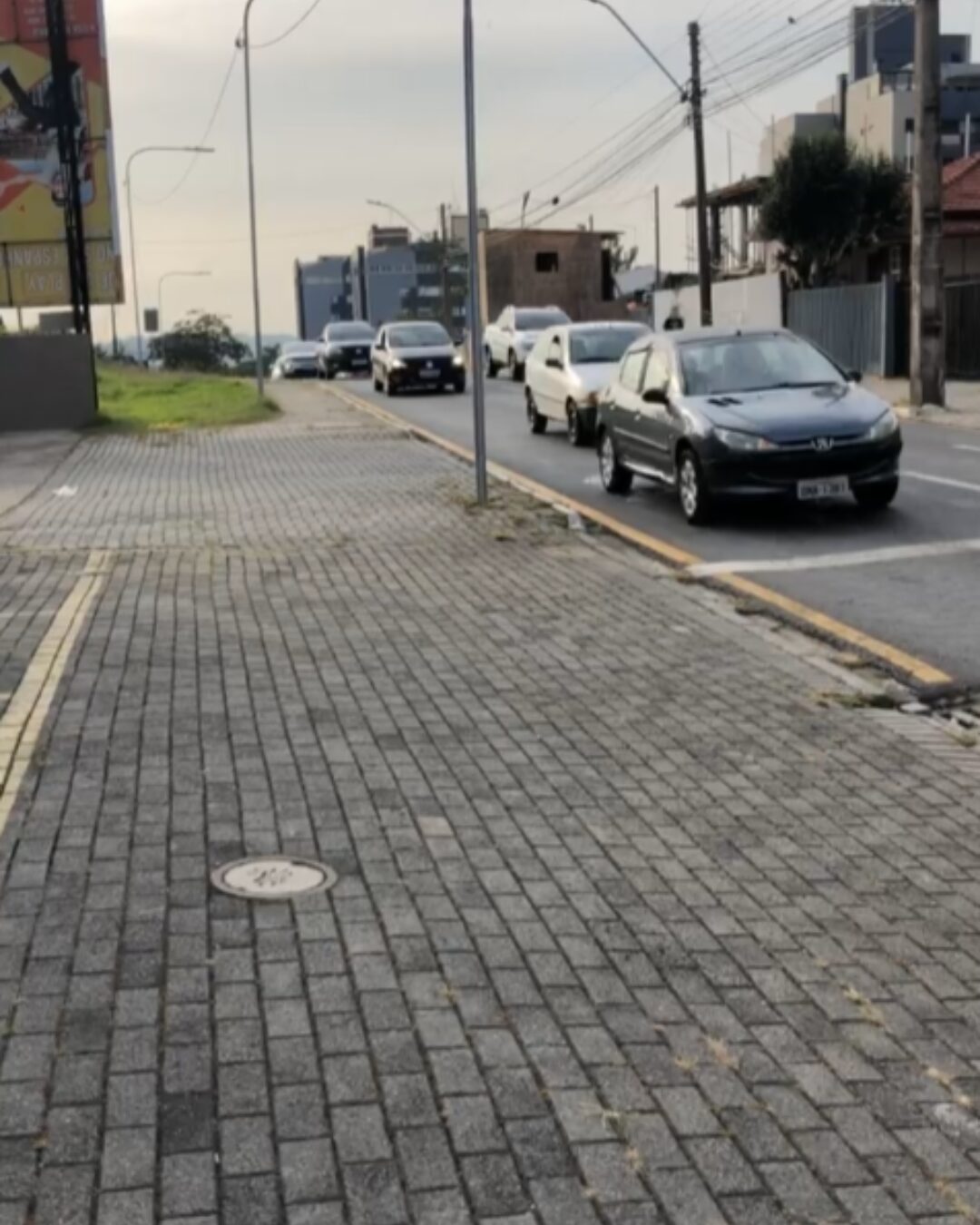 Condições de trânsito na rua Heitor Alves Guimarães