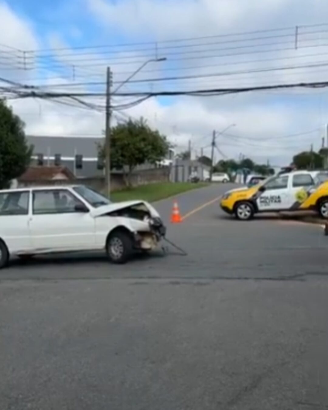 Manhã de sexta-feira começa com colisão entre carros na rua Alagoas