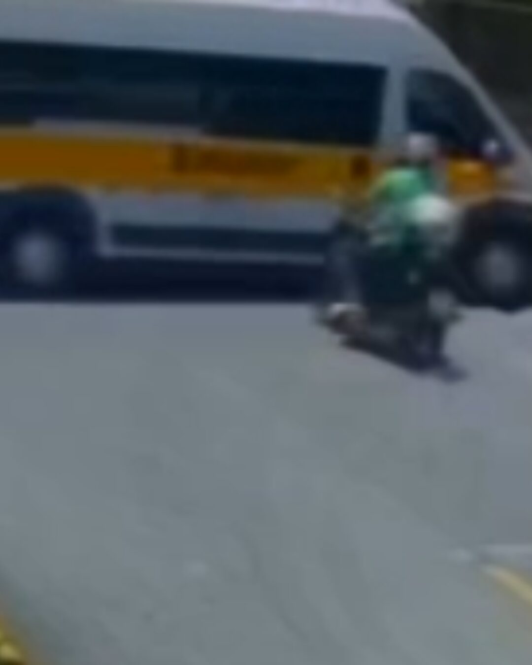 Moto colide contra traseira de van escolar que cruzou preferencial