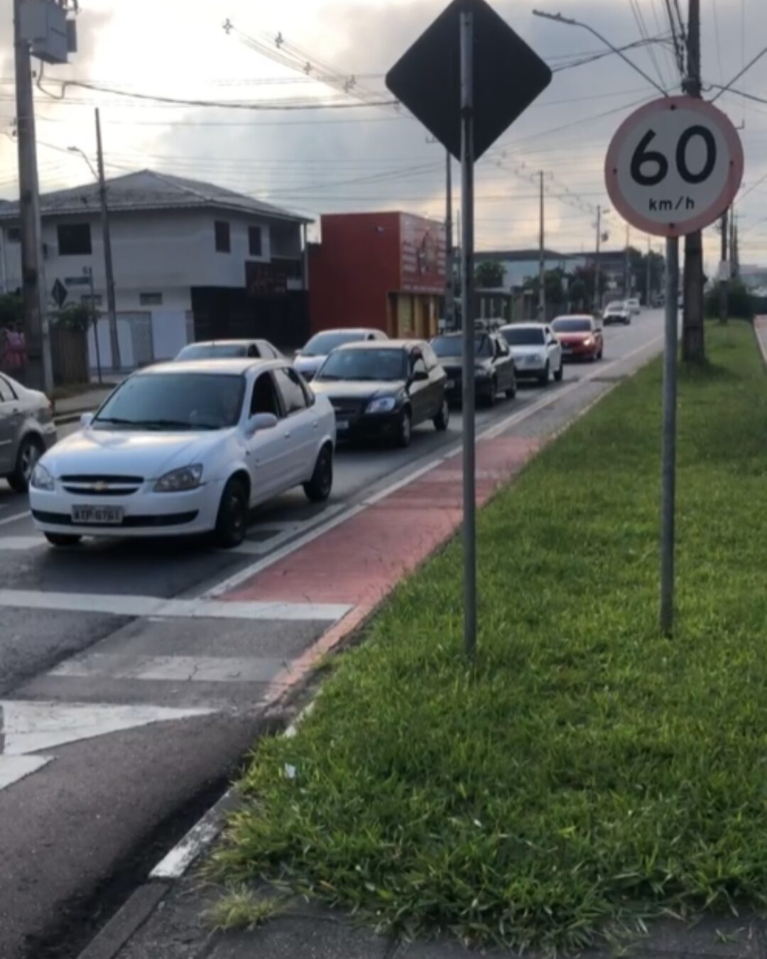 Trânsito intenso no cruzamento da rua Maranhão