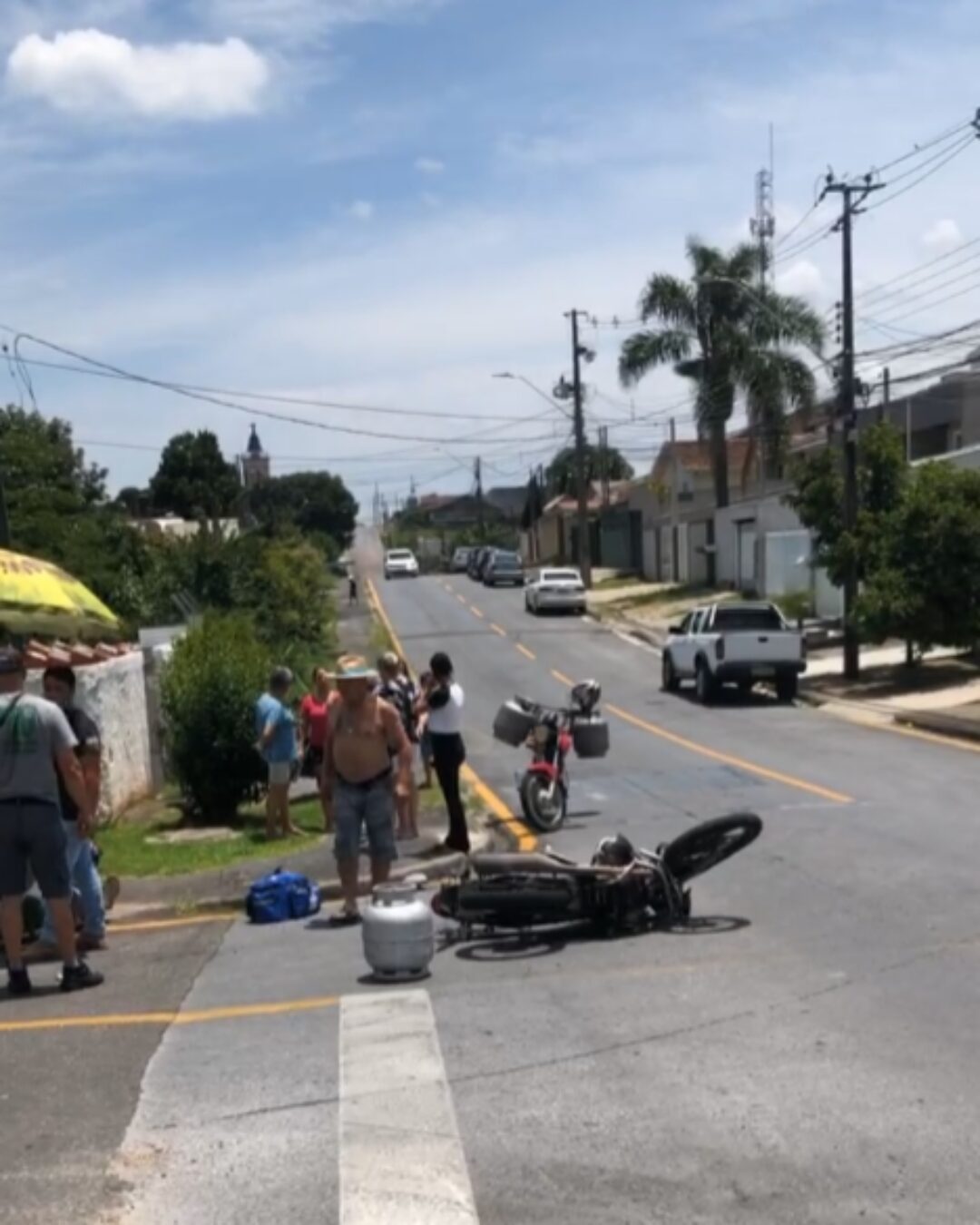 Van escolar colide com moto no bairro Fonte Nova