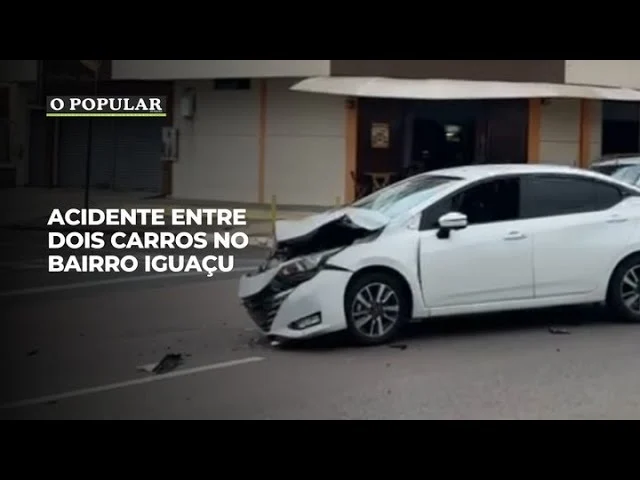 Acidente entre dois carros no bairro Iguaçu