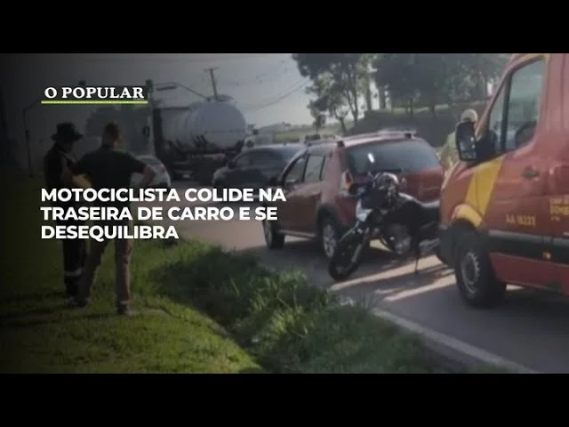 Motociclista colide na traseira de carro e se desequilibra