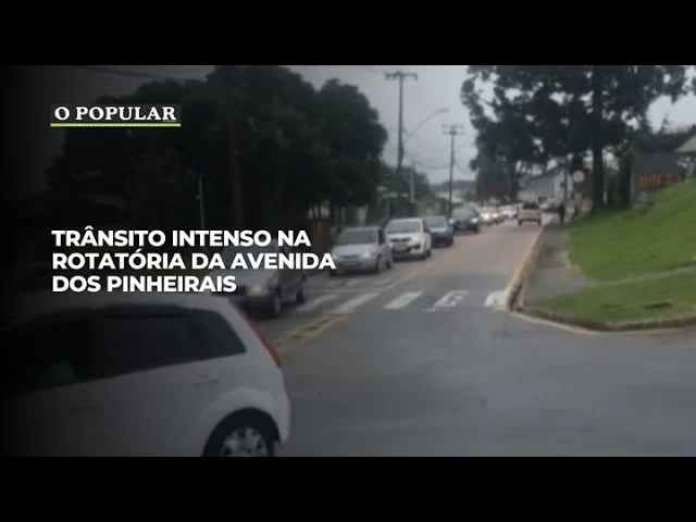 Trânsito intenso na rotatória da Avenida dos Pinheirais