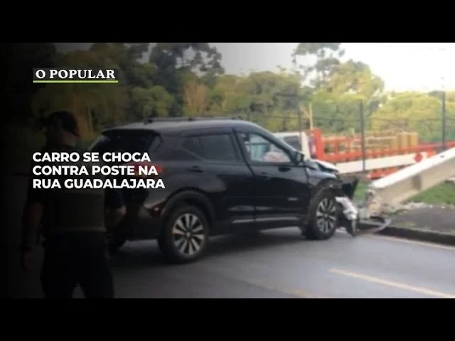 Carro se choca contra poste na rua Guadalajara