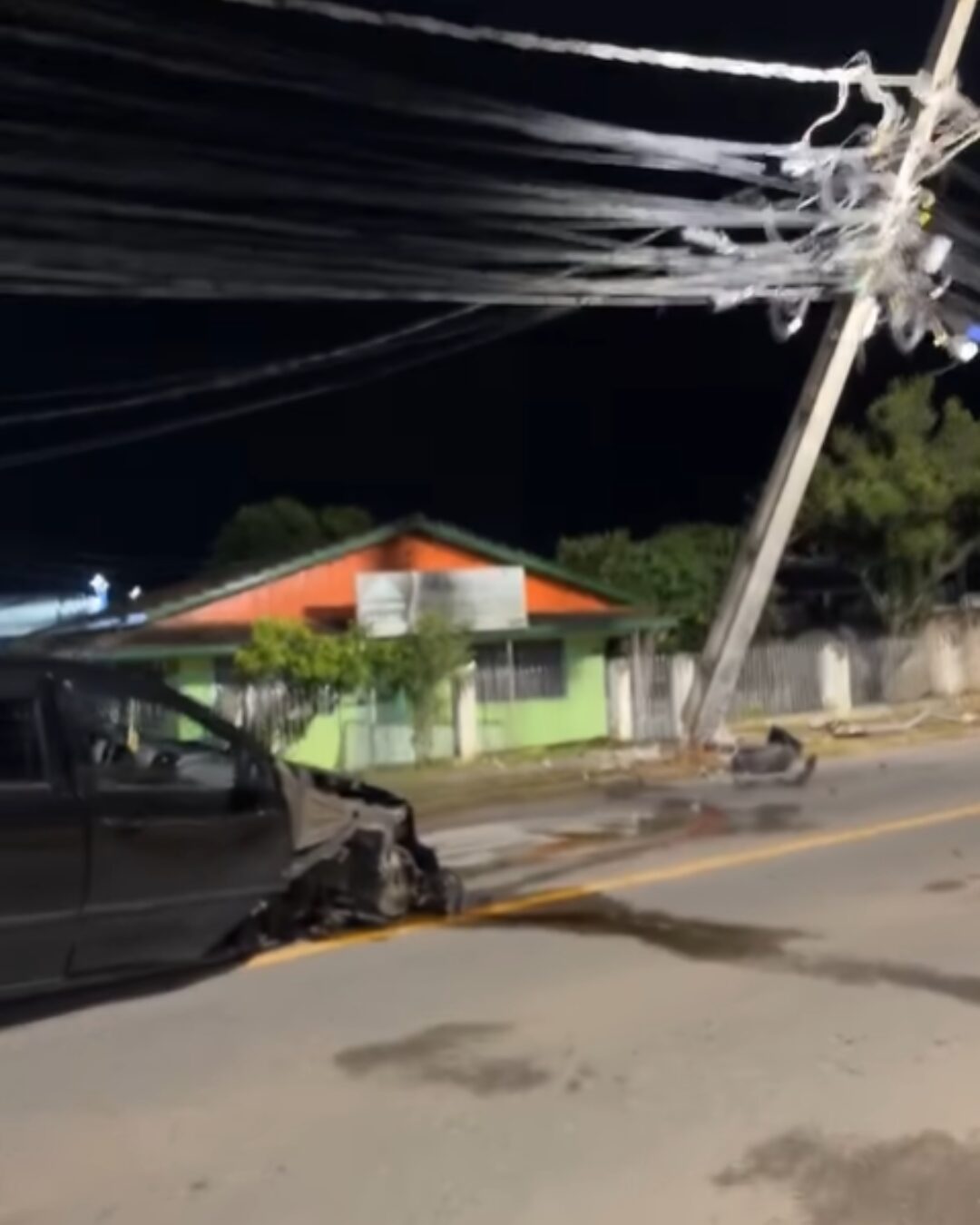 Carro colide contra poste no bairro Campina da Barra