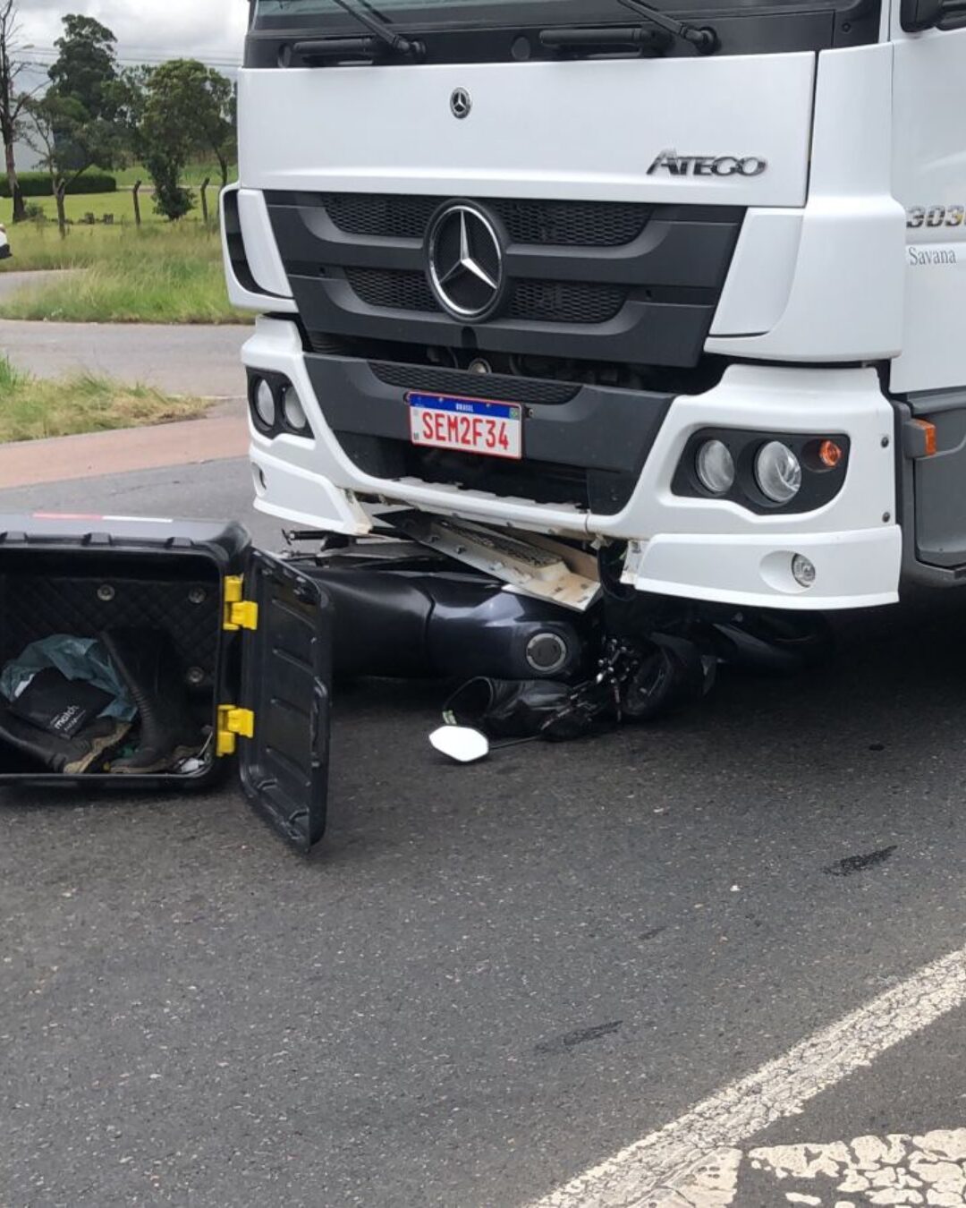 Motoqueiro morre após colisão com caminhão na BR-476