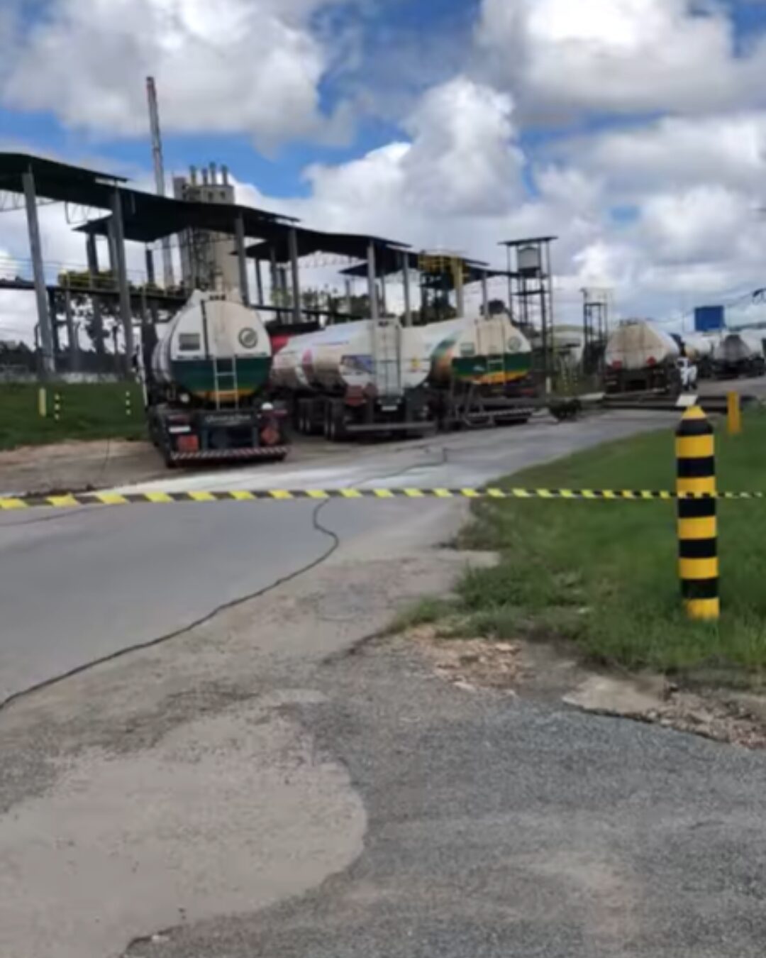 Motorista colide contra poste em área de empresas de combustíveis