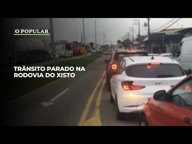 Trânsito parado na Rodovia do Xisto