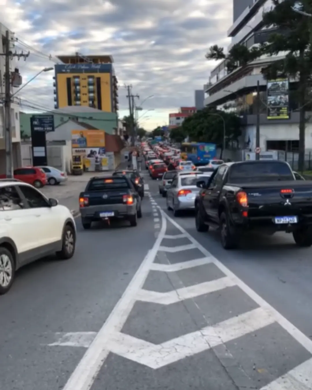 Congestionamento na rua Vitor do Amaral